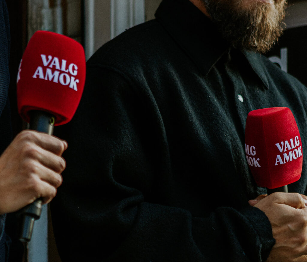 Billede at to mikrofoner med røde vindhætter med teksten "Valg Amok"