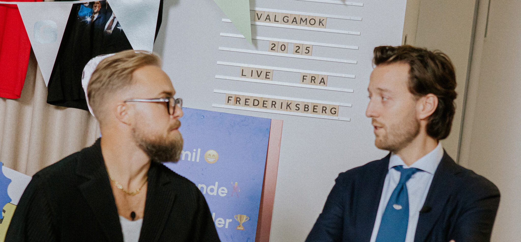Billede af Peter Falktoft og Esben Bjerre foran et skilt med teksten "ValgAmok 2025 Live Fra Frederiksberg"