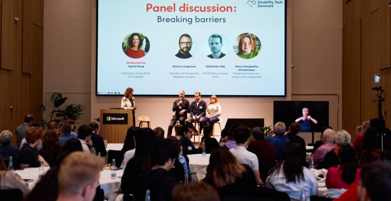 Billede af panel debat deltagere på scene ved Accessible EU Hackathon Event hos Microsoft