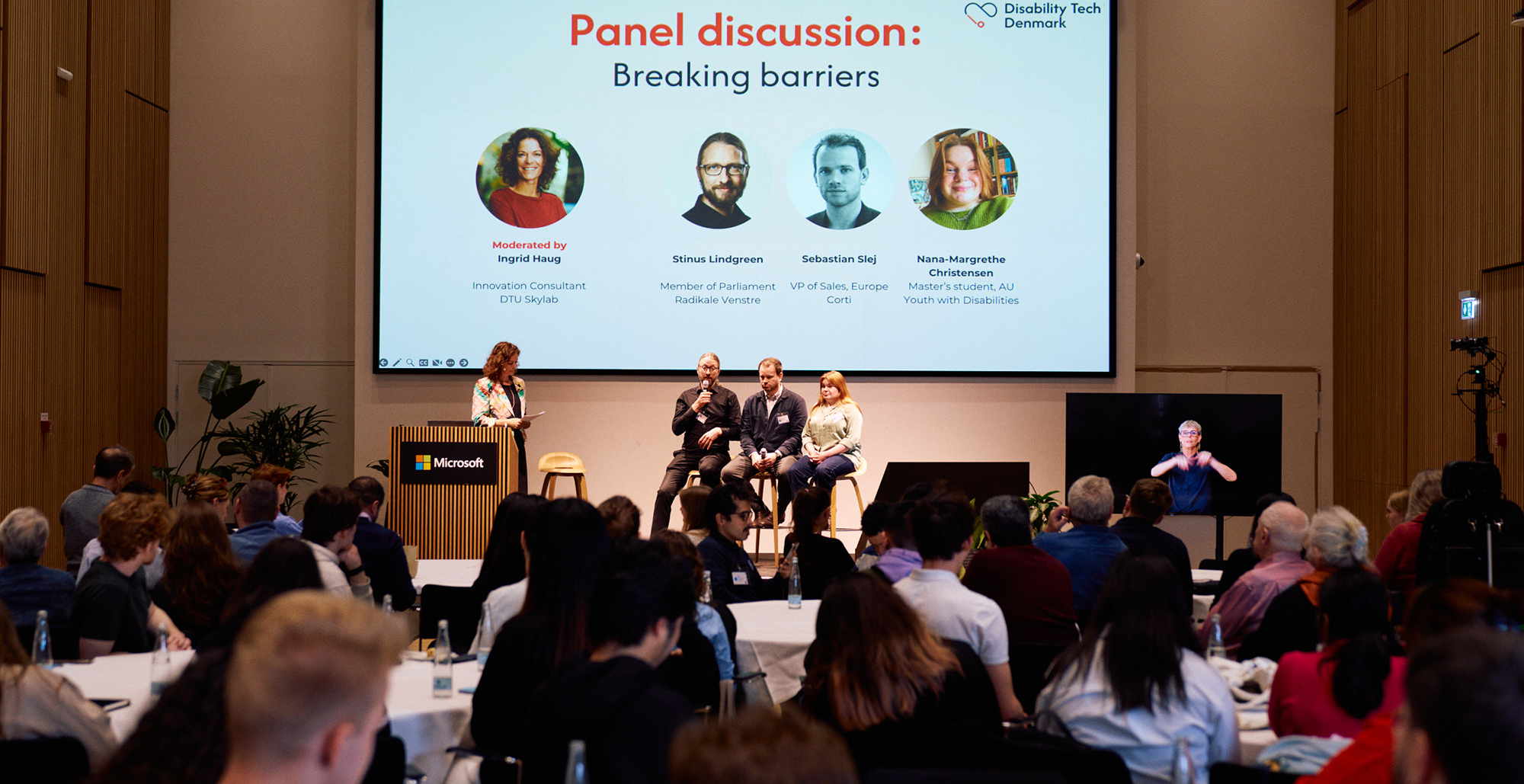 Billede af panel debat deltagere på scene ved Accessible EU Hackathon Event hos Microsoft