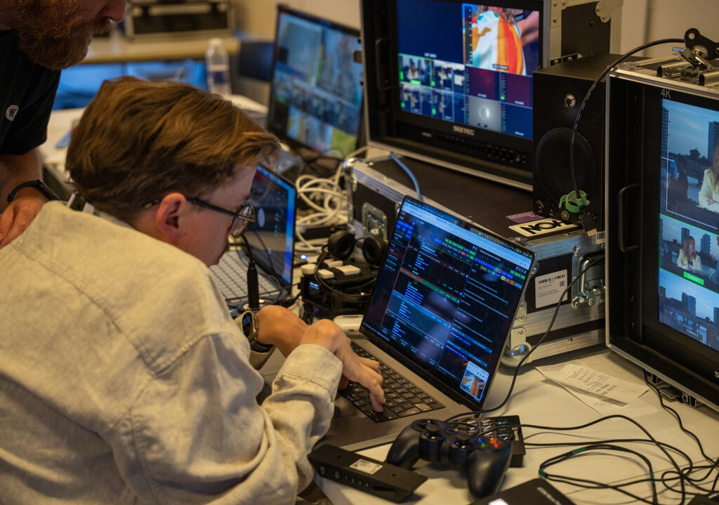 Billede af Rasmus Dissing der sidder og laver de sidste rettelser til programmets rundown i Falcon Rundown